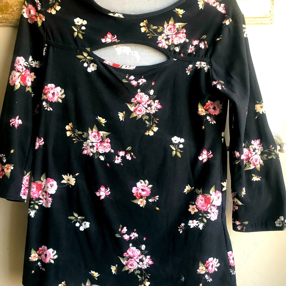 Gently worn 3/4 sleeve casual shirt w/ floral print, cute cutout at the chest 🖤